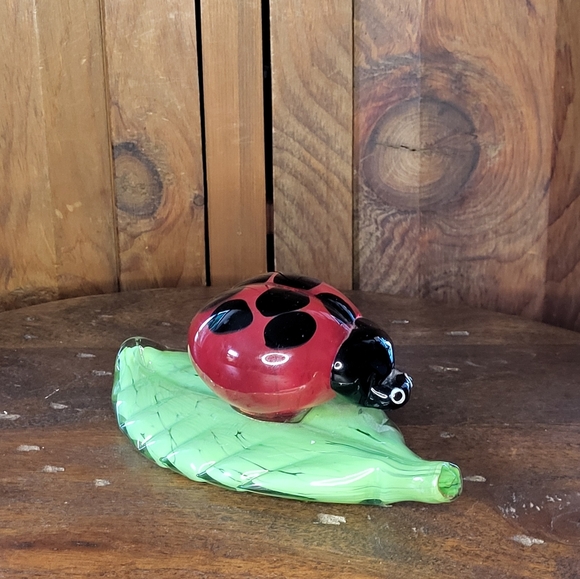 Glass Ladybug on Leaf Figurine - Picture 3 of 15